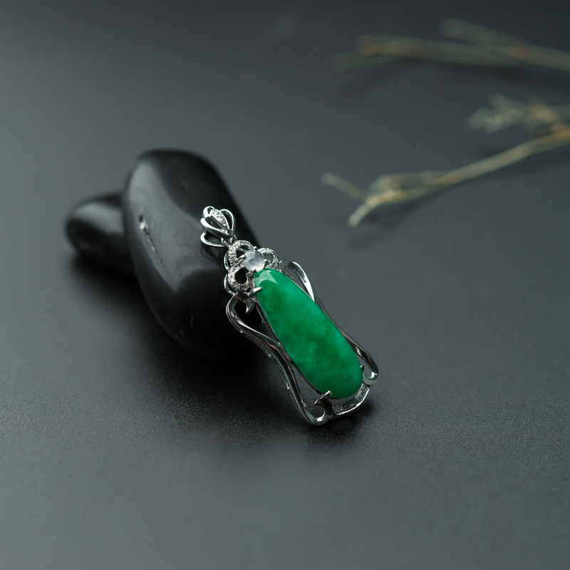 缅甸糯种翠绿翡翠随形吊坠-红掌柜