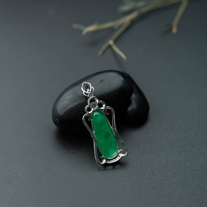 缅甸天然翠绿翡翠随形吊坠-红掌柜