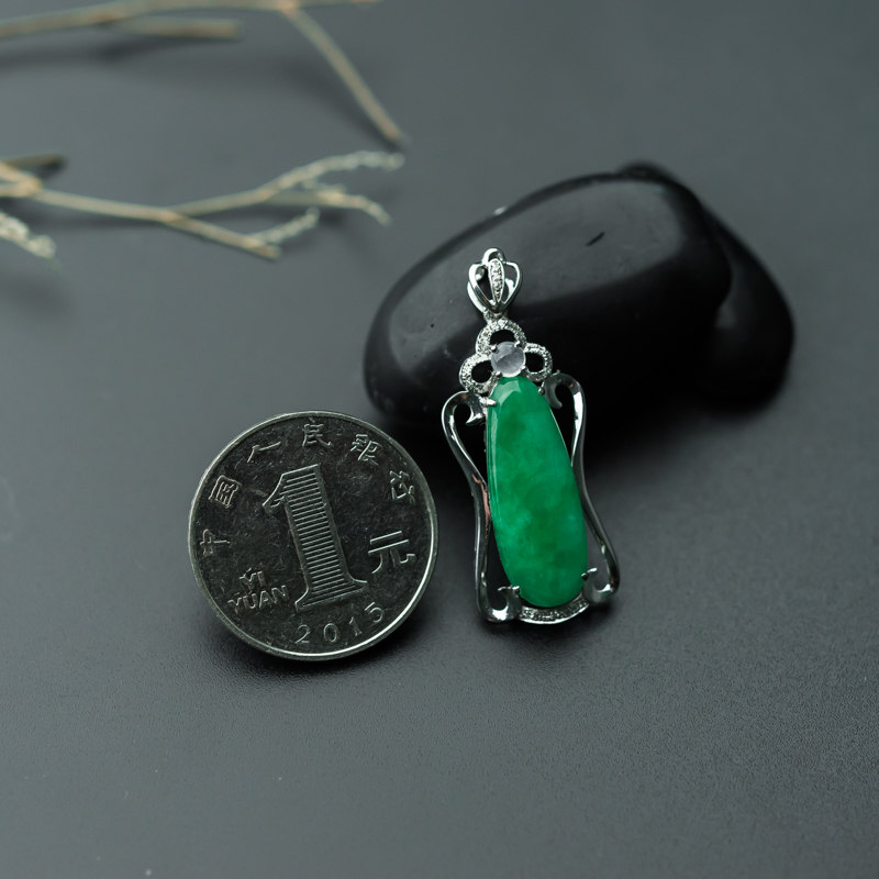 糯种翠绿翡翠吊坠-红掌柜