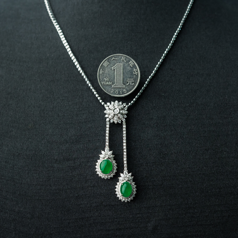 糯冰种阳绿翡翠吊坠-红掌柜