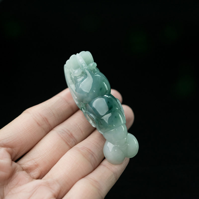 缅甸天然糯种翡翠弯弯顺手把件-红掌柜