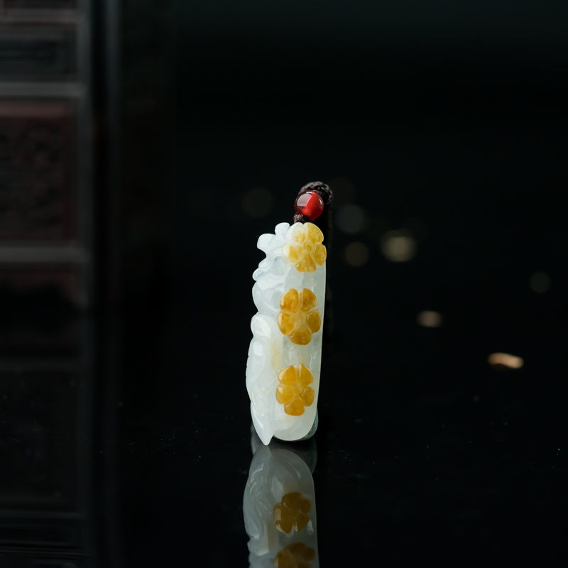 天然糯种俏色翡翠梅花吊坠-红掌柜