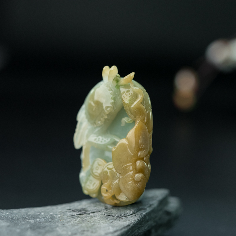 天然糯种俏色翡翠横财就手吊坠-红掌柜