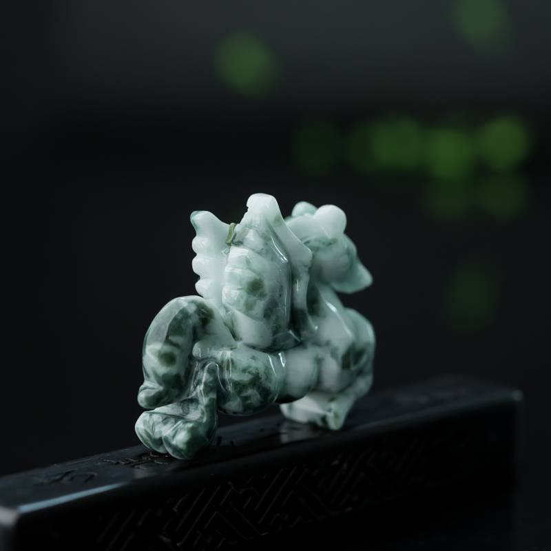 糯种翡翠飞马吊坠-红掌柜
