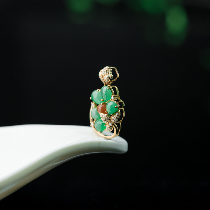 糯冰种翠绿翡翠吊坠-红掌柜