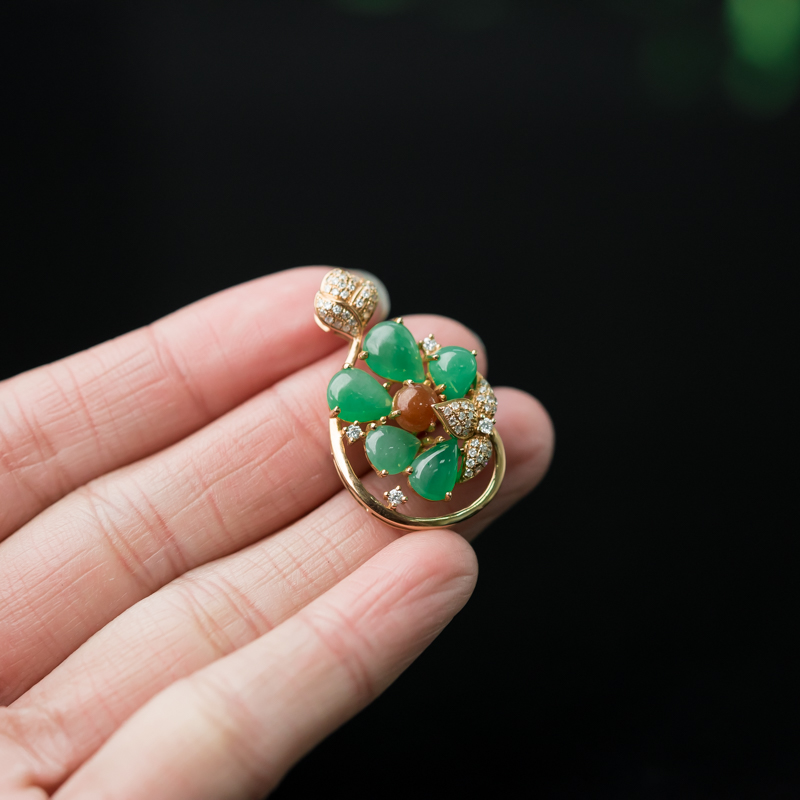 糯冰种翠绿翡翠挂坠-红掌柜