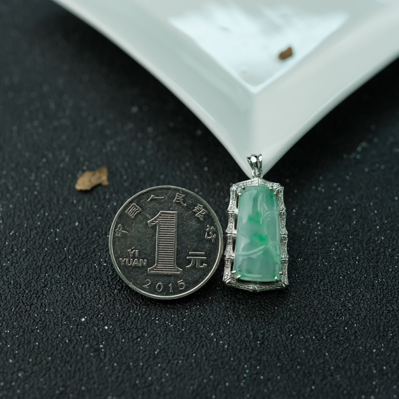 糯种飘翠翡翠吊坠-红掌柜