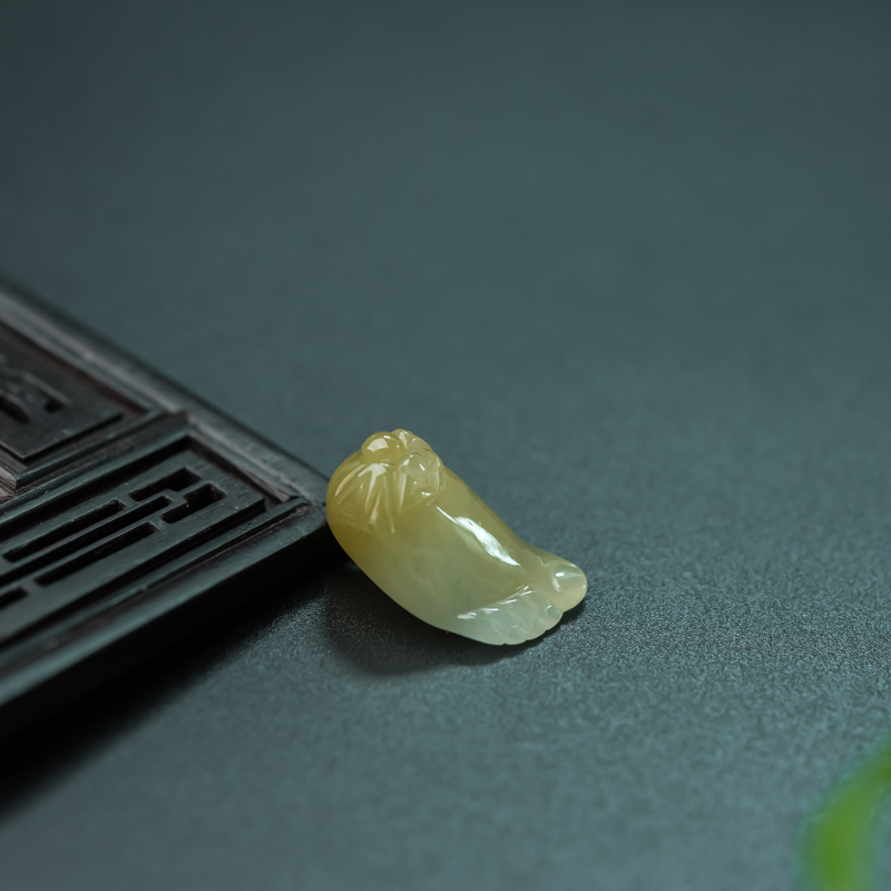 缅甸糯冰种俏色翡翠知足常乐吊坠-红掌柜