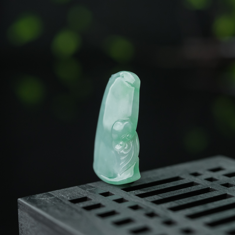 天然糯种飘翠翡翠竹报平安吊坠-红掌柜