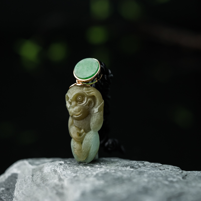 天然糯种俏色翡翠金猴进宝吊坠-红掌柜