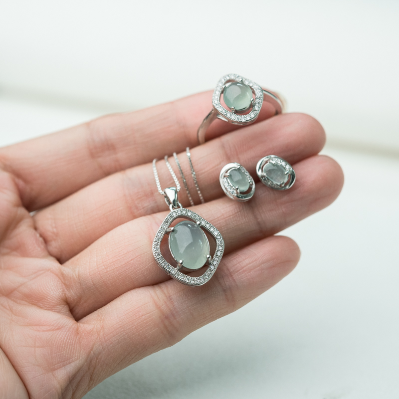 银镶糯冰种翡翠三件套-红掌柜