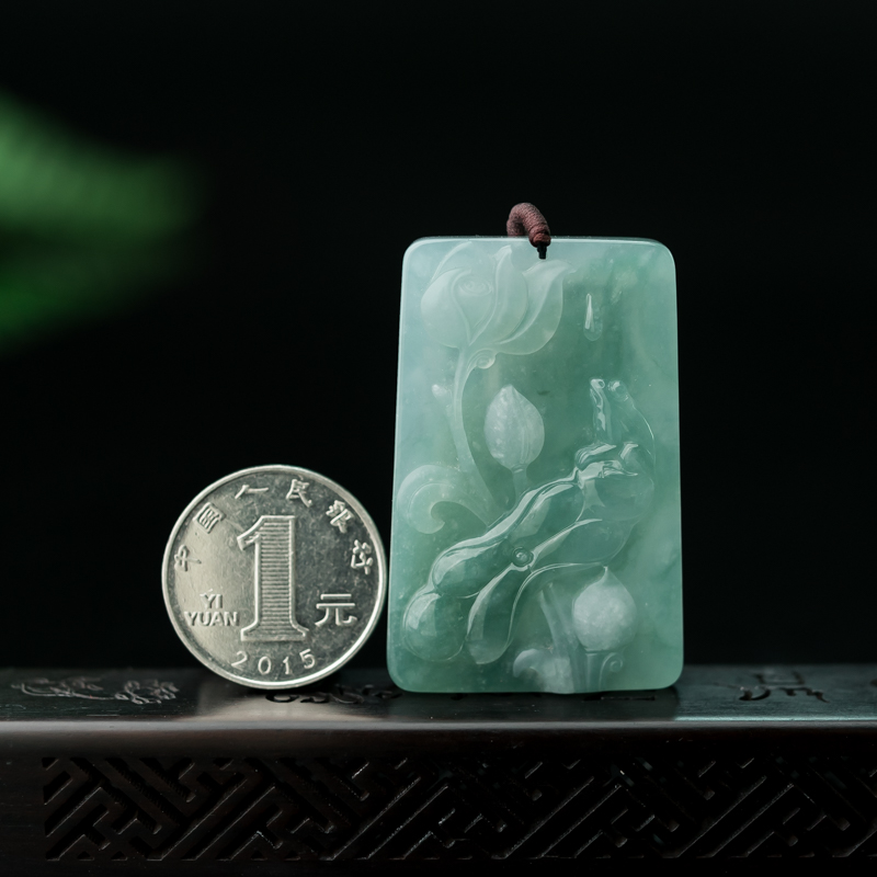 糯冰种浅绿翡翠吊坠-红掌柜