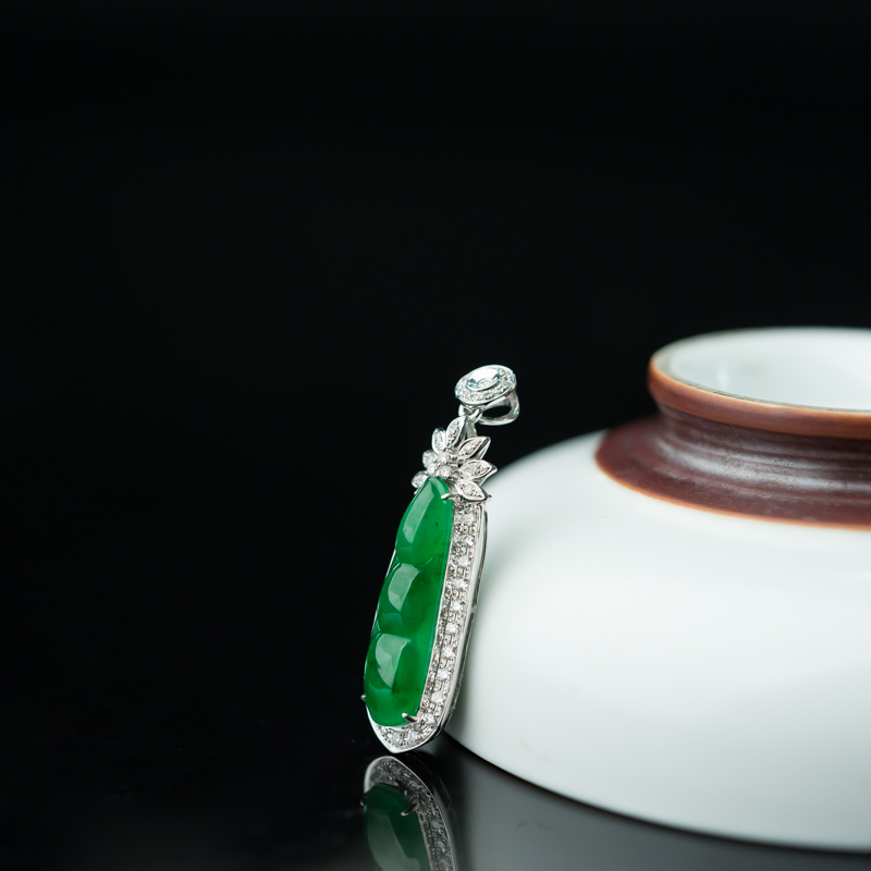 天然糯种翠绿翡翠福豆吊坠-红掌柜