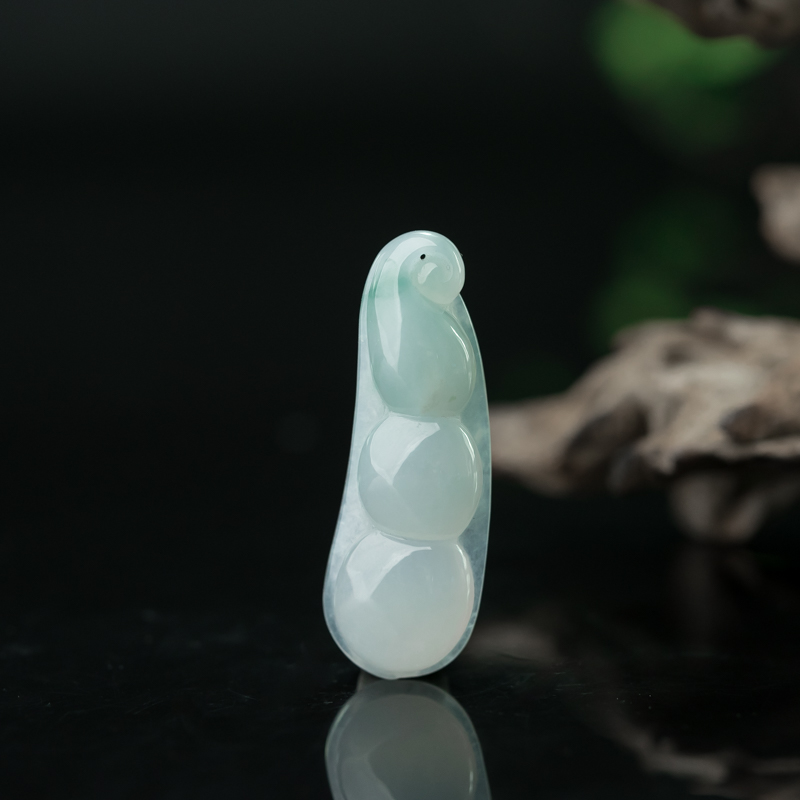 糯冰种淡晴水翡翠福豆吊坠-红掌柜