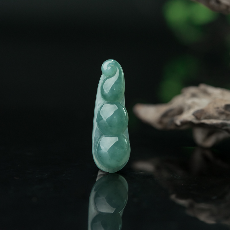糯冰种翡翠福豆吊坠-红掌柜