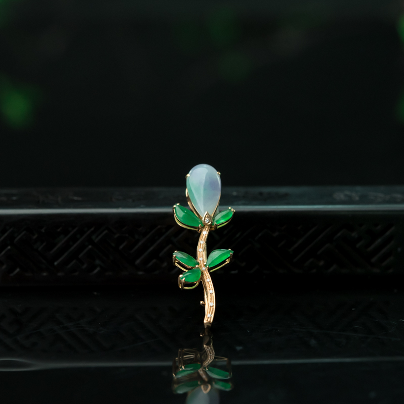 缅甸天然糯种春带彩翡翠胸针-红掌柜