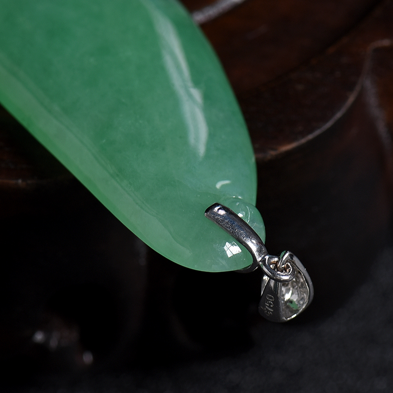 18k白金扣冰糯种阳绿翡翠吊坠-红掌柜