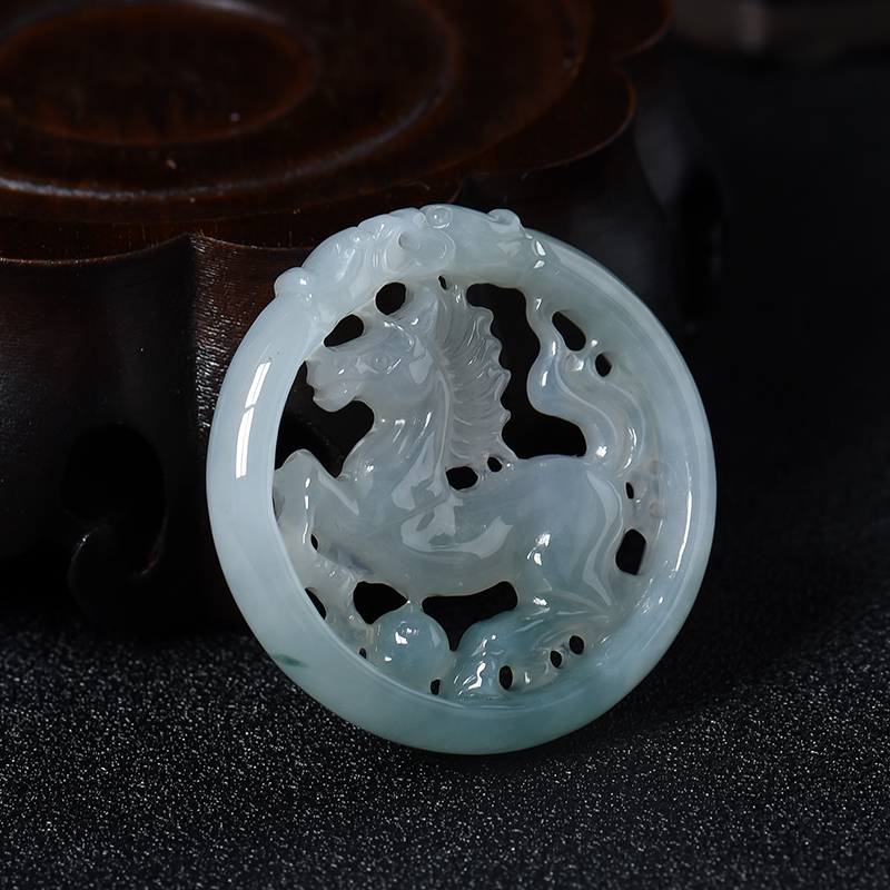 翡翠马牌吊坠-红掌柜