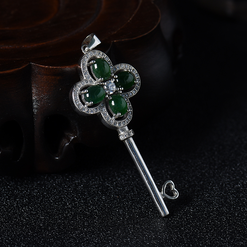 糯冰种翠绿翡翠钥匙吊坠-红掌柜