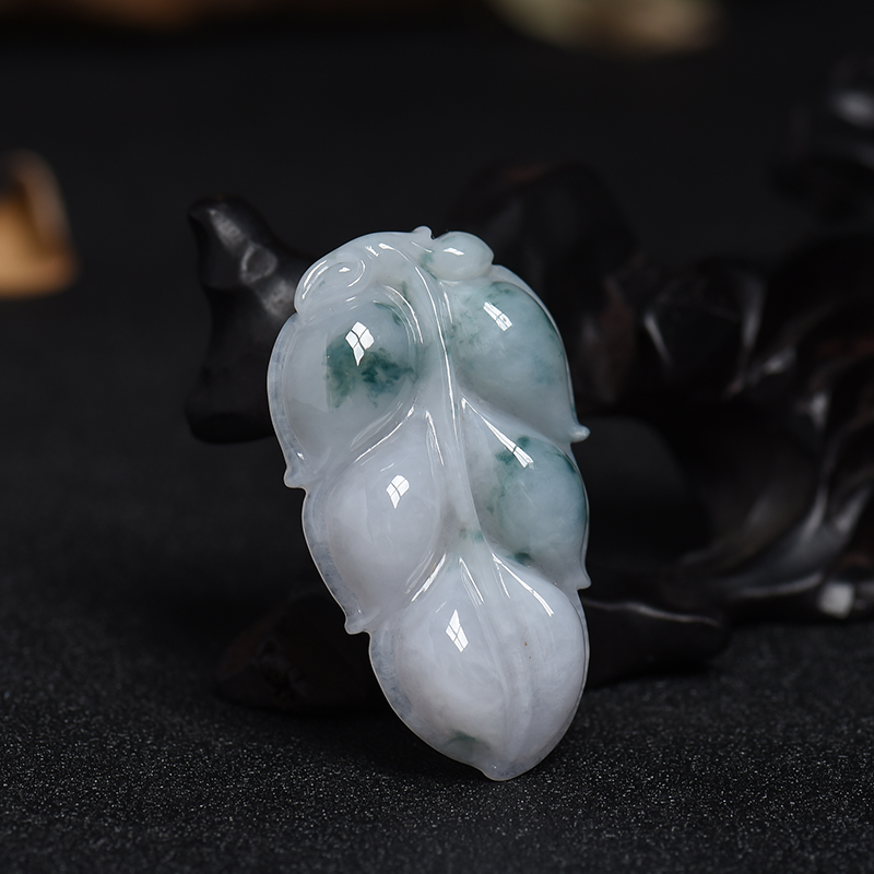 豆种翡翠金枝玉叶吊坠-红掌柜