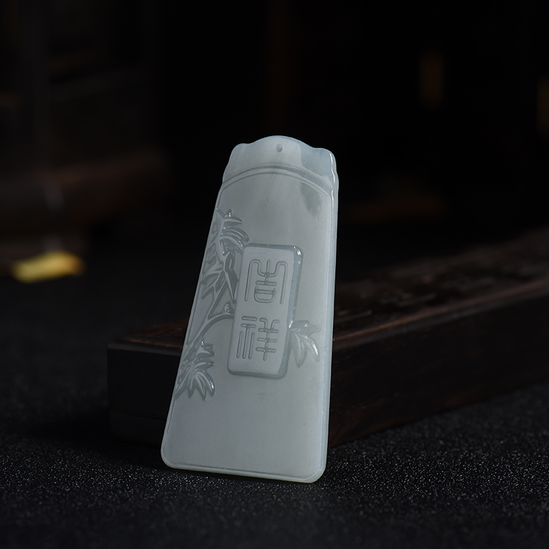 浅绿翡翠吉祥吊坠-红掌柜