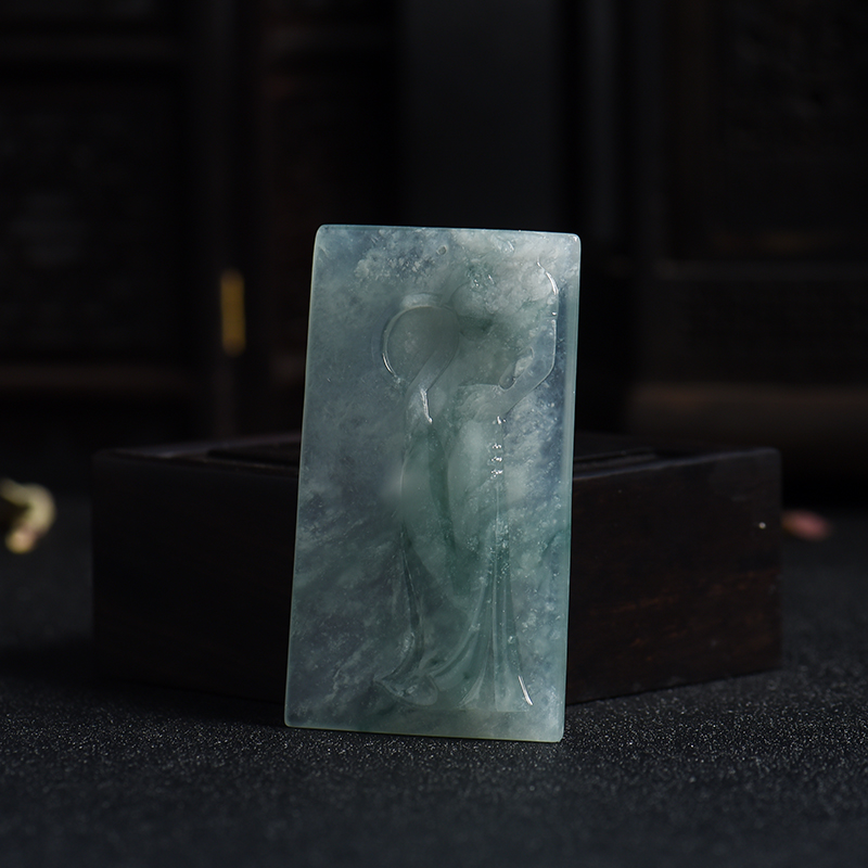 浅绿飘花翡翠旗袍吊坠-红掌柜