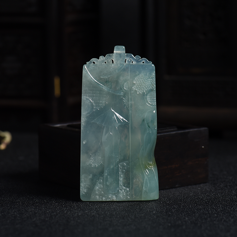 冰种浅绿翡翠挂件-红掌柜