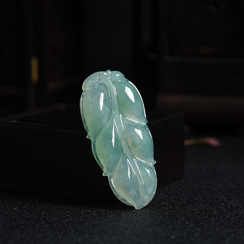 糯冰种翡翠叶子吊坠-红掌柜