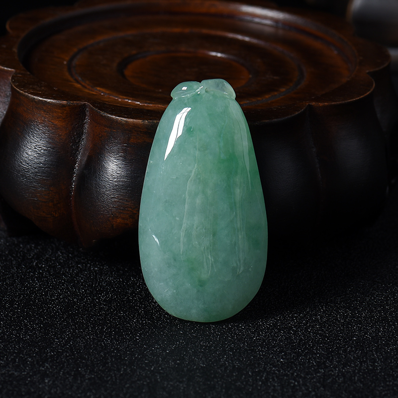 糯种带翠色翡翠吊坠-红掌柜