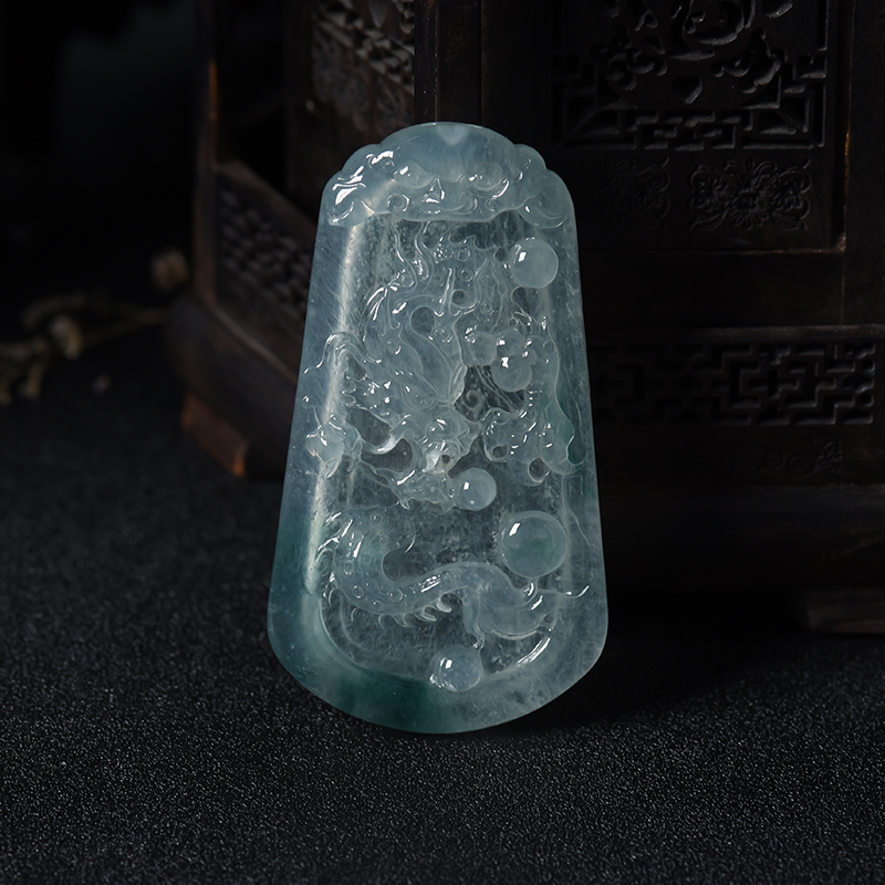 冰种飘花翡翠龙牌挂件-红掌柜