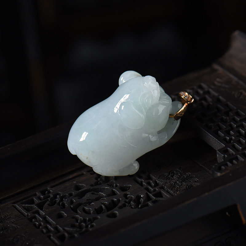 金镶糯豆种翡翠猪吊坠-红掌柜