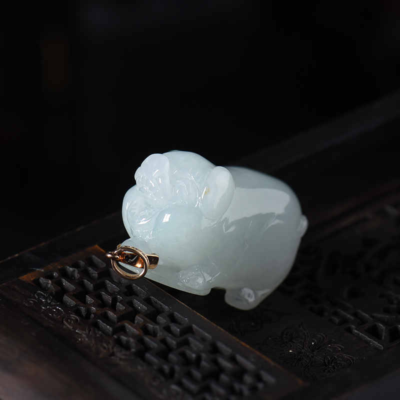 糯豆种翡翠猪吊坠-红掌柜