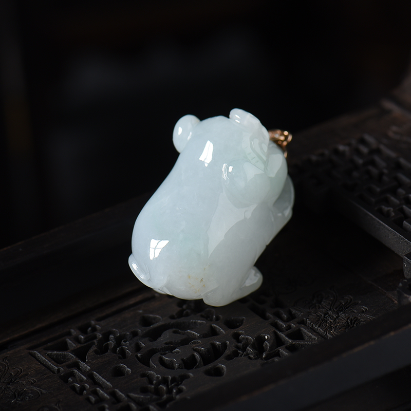 翡翠猪吊坠-红掌柜
