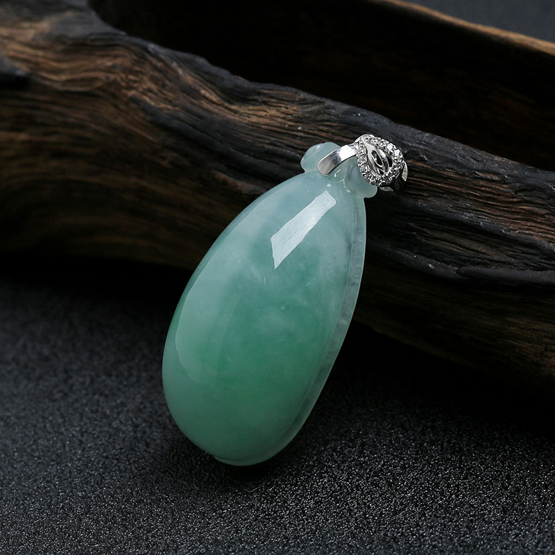 银扣糯种飘绿翡翠福瓜挂件 - 红掌柜