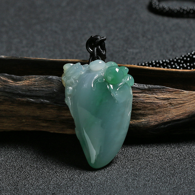 糯冰种俏色翡翠吊坠-红掌柜