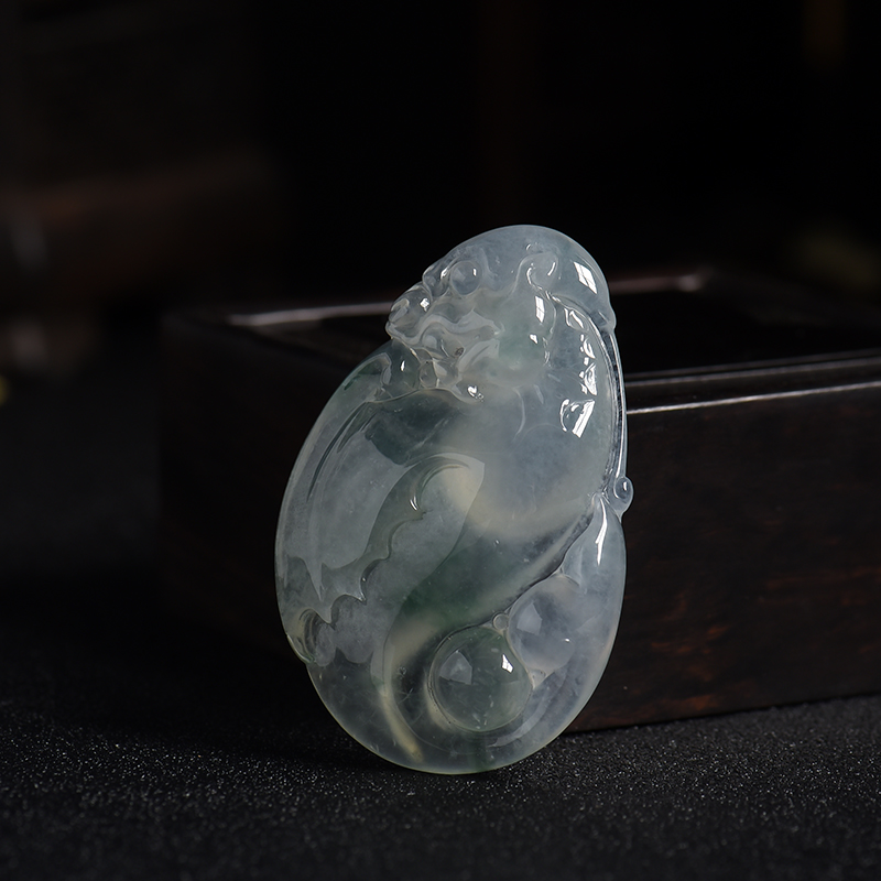 天然冰种飘蓝花翡翠龙吊坠-红掌柜