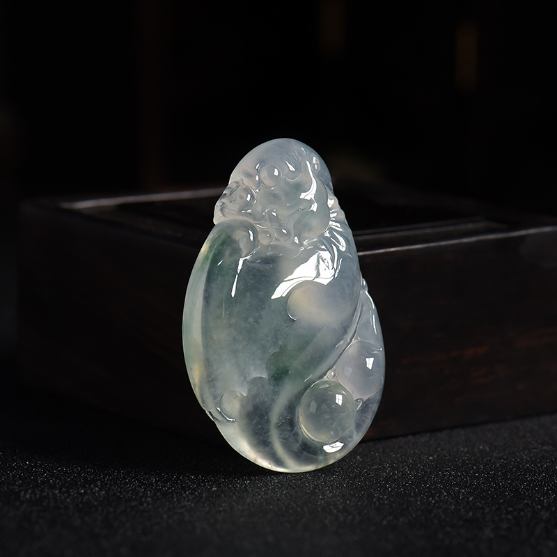 缅甸冰种飘蓝花翡翠龙吊坠-红掌柜