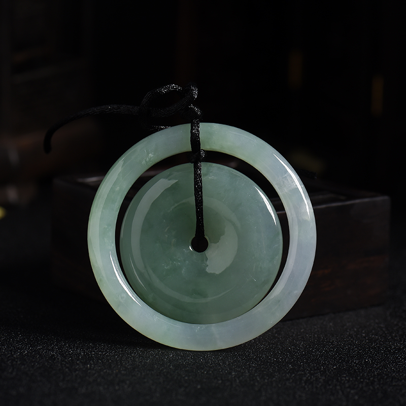 豆种浅绿色翡翠平安扣吊坠-红掌柜