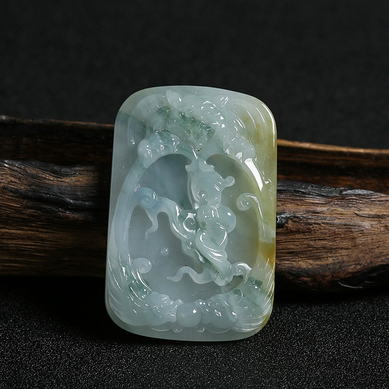  糯种俏色翡翠蝙蝠牌子吊坠-红掌柜