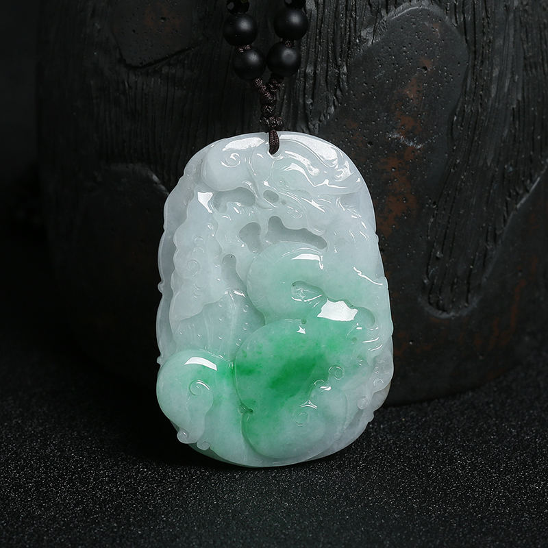 糯种飘绿花翡翠龙牌吊坠-红掌柜
