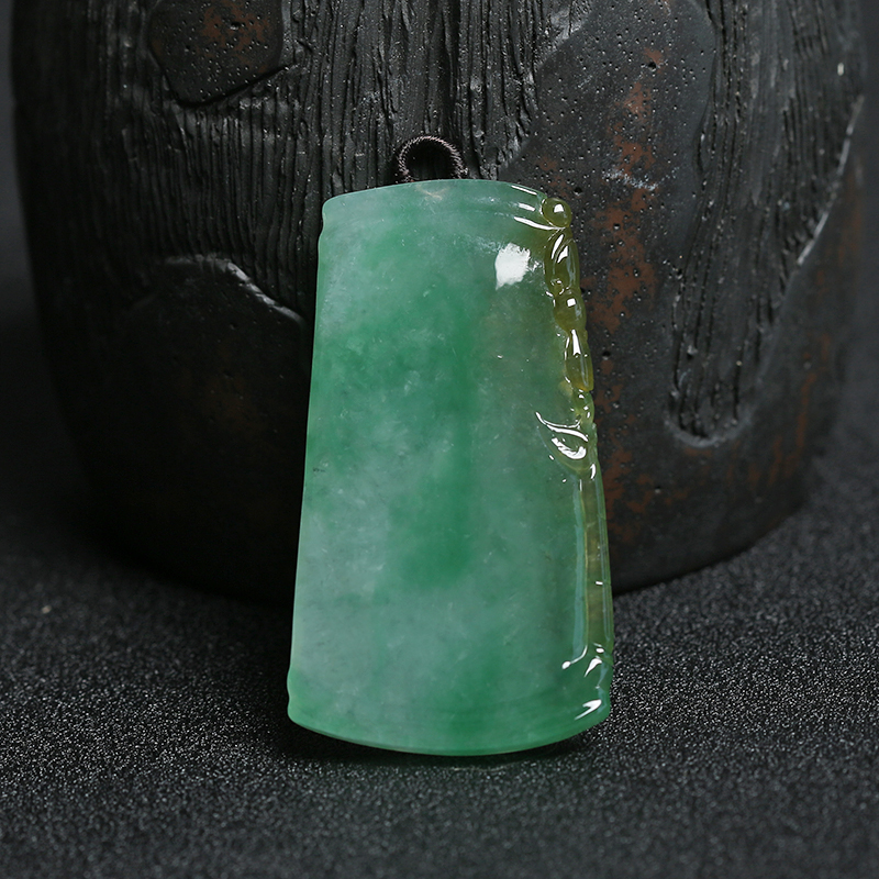 俏色翡翠无事牌吊坠 - 红掌柜