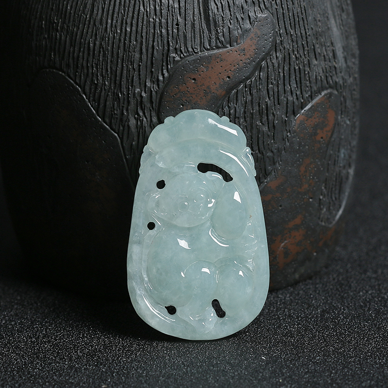 缅甸A货天然豆种浅绿翡翠灵猴献桃吊坠 - 红掌柜