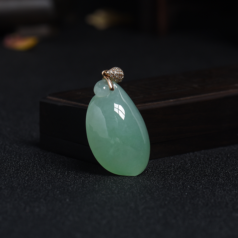 缅甸冰糯种浅绿翡翠福瓜吊坠-红掌柜