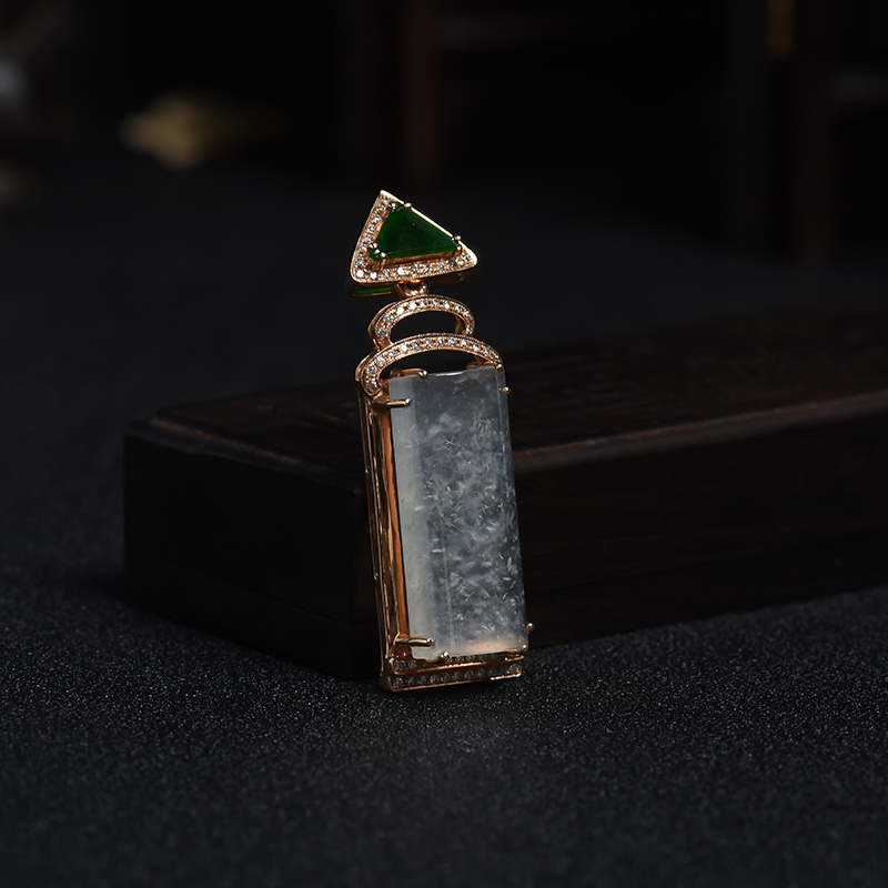 18K金镶钻无色翡翠无事牌吊坠-红掌柜