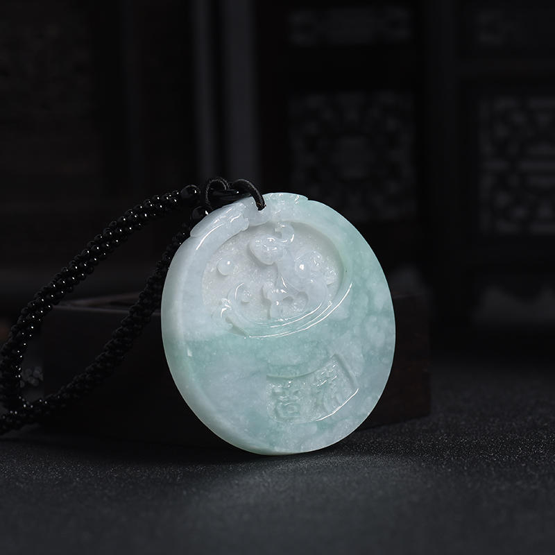 天然糯种浅绿翡翠龙牌吊坠-红掌柜