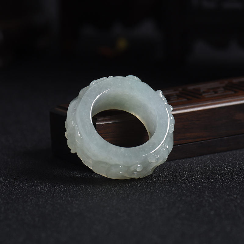 糯种浅绿翡翠龙纹扳指-红掌柜