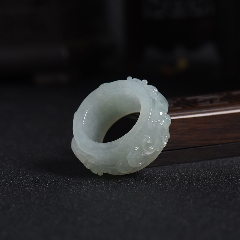 浅绿翡翠龙纹扳指-红掌柜