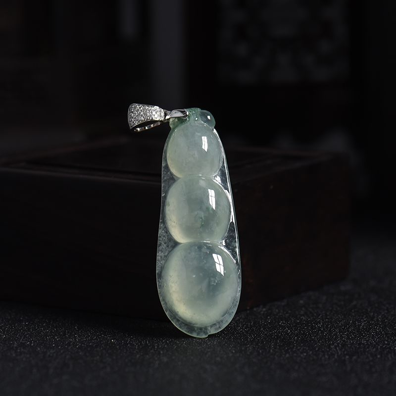 冰种飘花翡翠四季豆吊坠-红掌柜