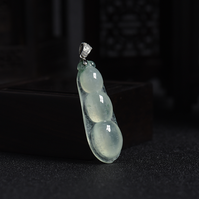 冰种翡翠四季豆吊坠-红掌柜