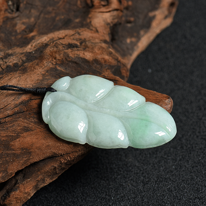 豆种飘翠翡翠吊坠-红掌柜